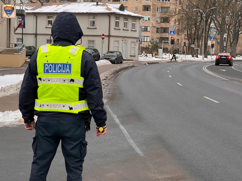 Policija reidā pārbauda ziemas riepas (05.12.2022)