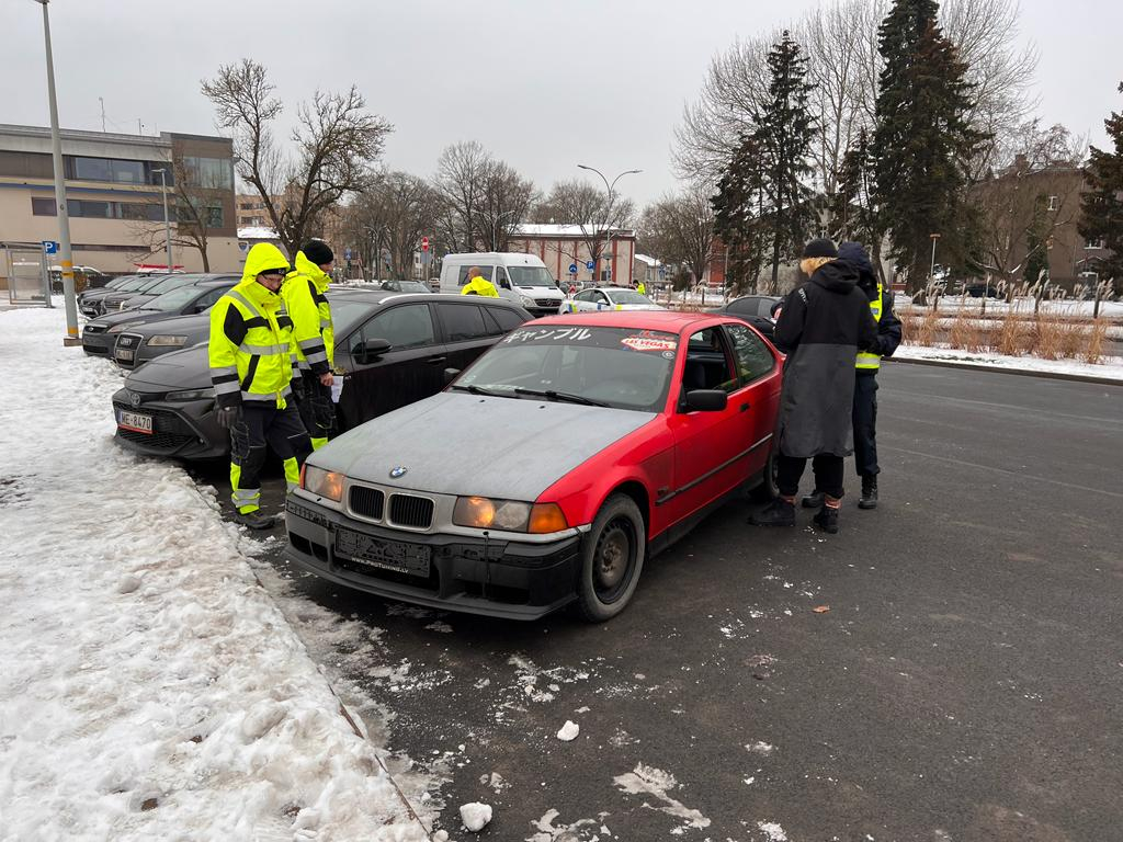 Policija reidā pārbauda ziemas riepas