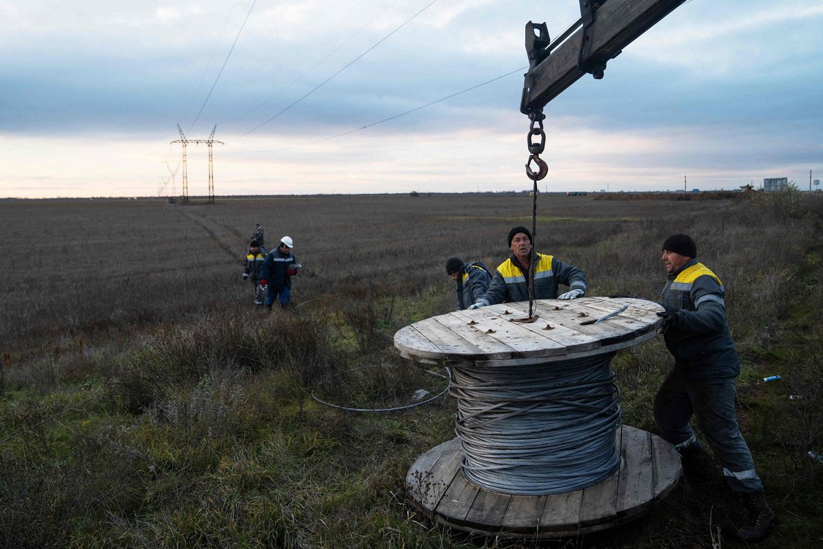 Ukrainas elektriķi atjauno bojāto elektroapgādes līniju Hersonas  apkaimē