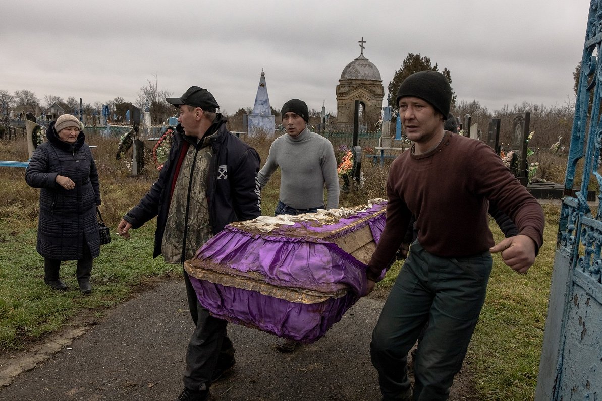 Hersonas apkaimē ukraiņu izmeklētāji ekshumējuši 15 gadus vecas meitenes līķi. Vietējie iedzīvotāji...