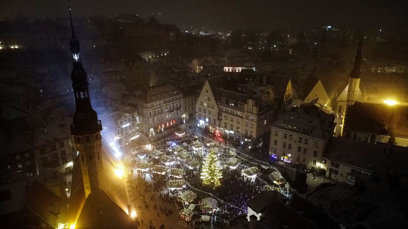 Visā pasaulē iemirdzas Ziemassvētku tirdziņi