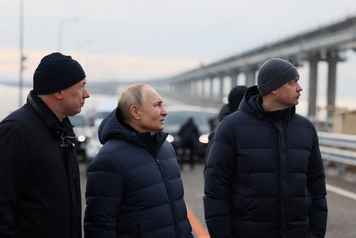 Krievijas prezidents Vladimirs Putins pie tilta, kas Krieviju savieno ar okupēto Krimas pussalu