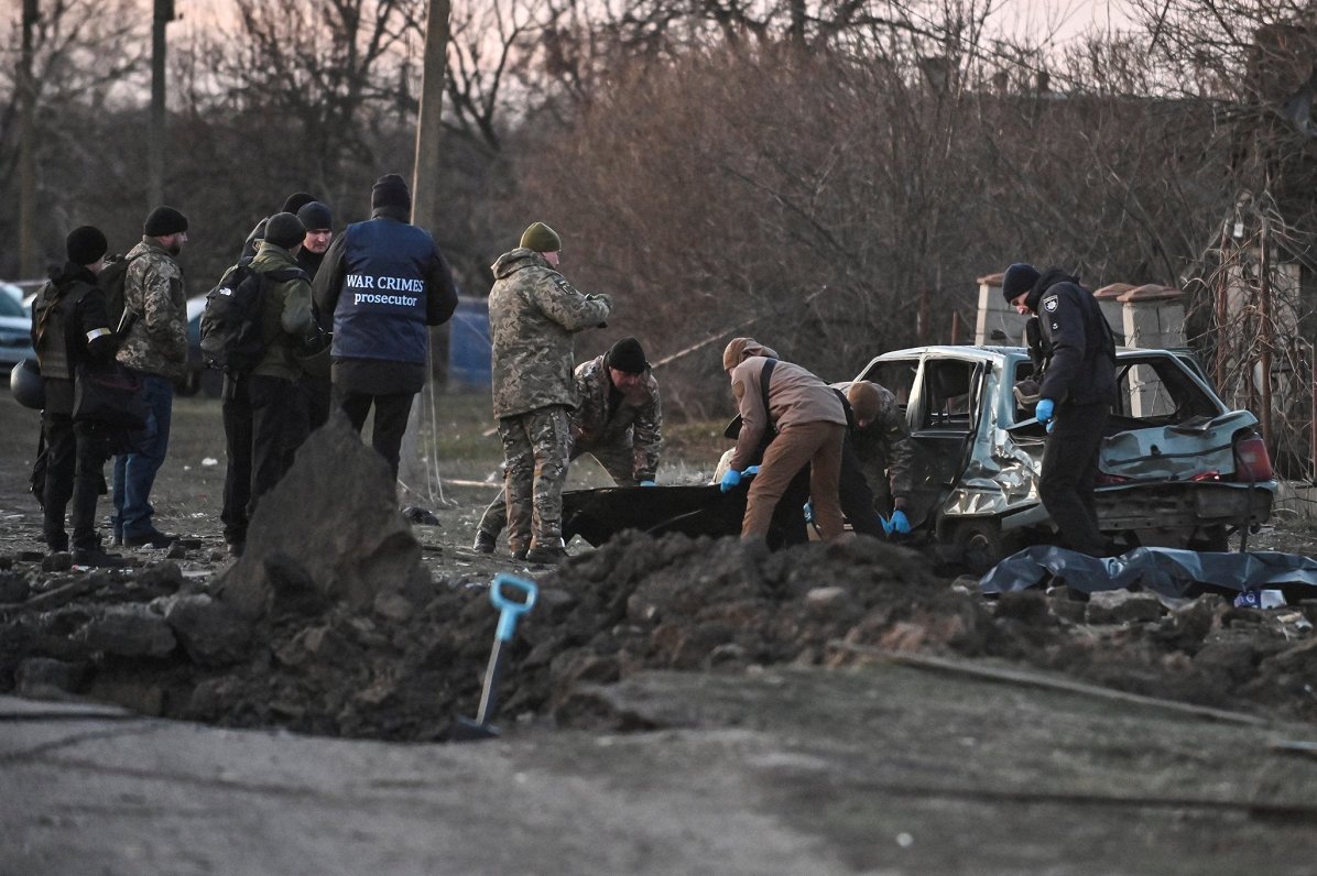 Izmeklētāji strādā notikuma vietā Zaporižjā, kur šrapneļa dēļ bojā gājuši cilvēki