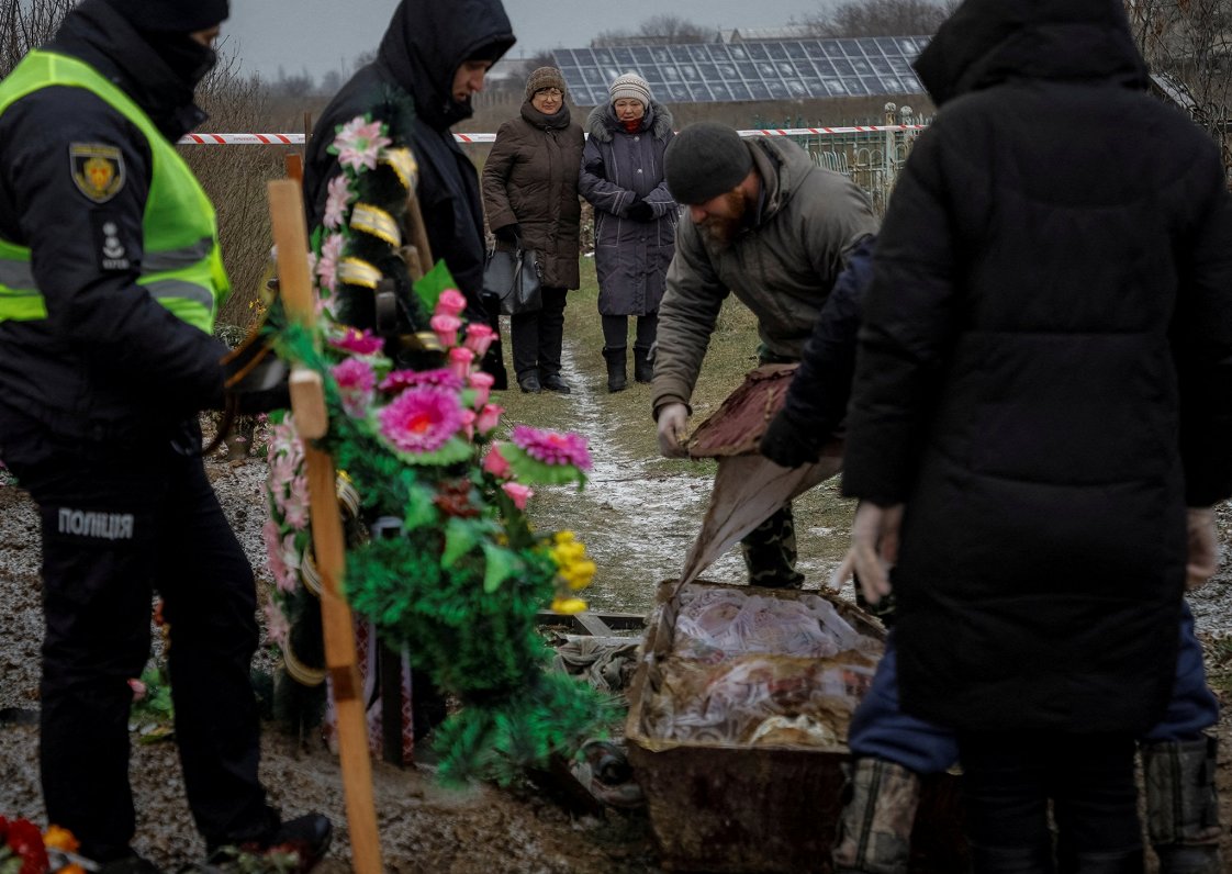 Эксгумация убитого во время оккупации. Украина, Высокополье, Херсонская область, 05.12.2022.