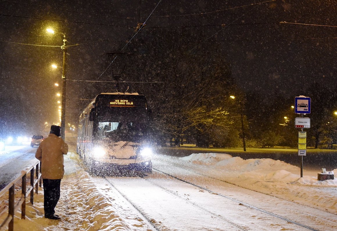 Bezdarbniekiem nedaudz palielinās atbalstu transporta un īres izdevumiem