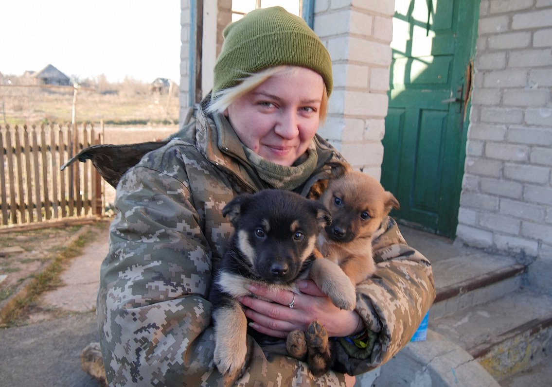 Ukrainas armijas kareive Valērija ar kucēniem, kas atrasti pamestā mājā netālu no frontes līnijas pi...