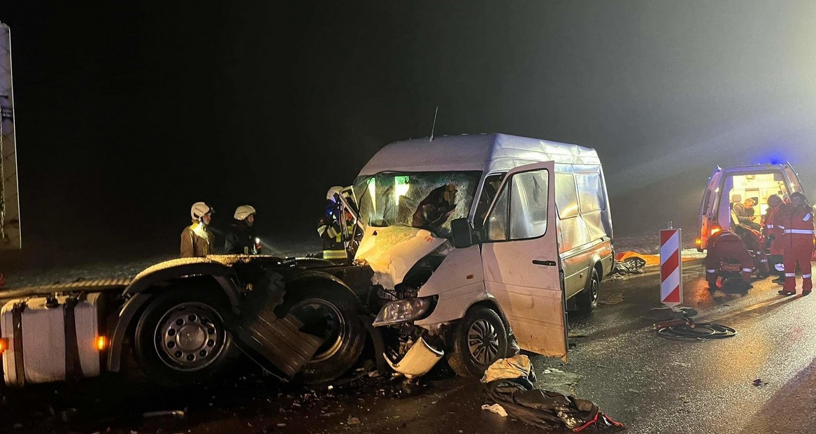 Ceļu satiksmes negadījumā Lietuvā cietis mikroautobuss no Latvijas, divi cilvēki ir gājuši bojā