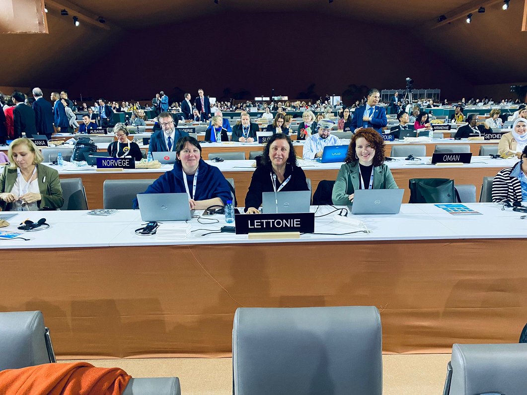 Latvijas delegācija UNESCO Starpvaldību komitejas 17. sesijā bija mainīga lieluma - te Signe Pujāte,...