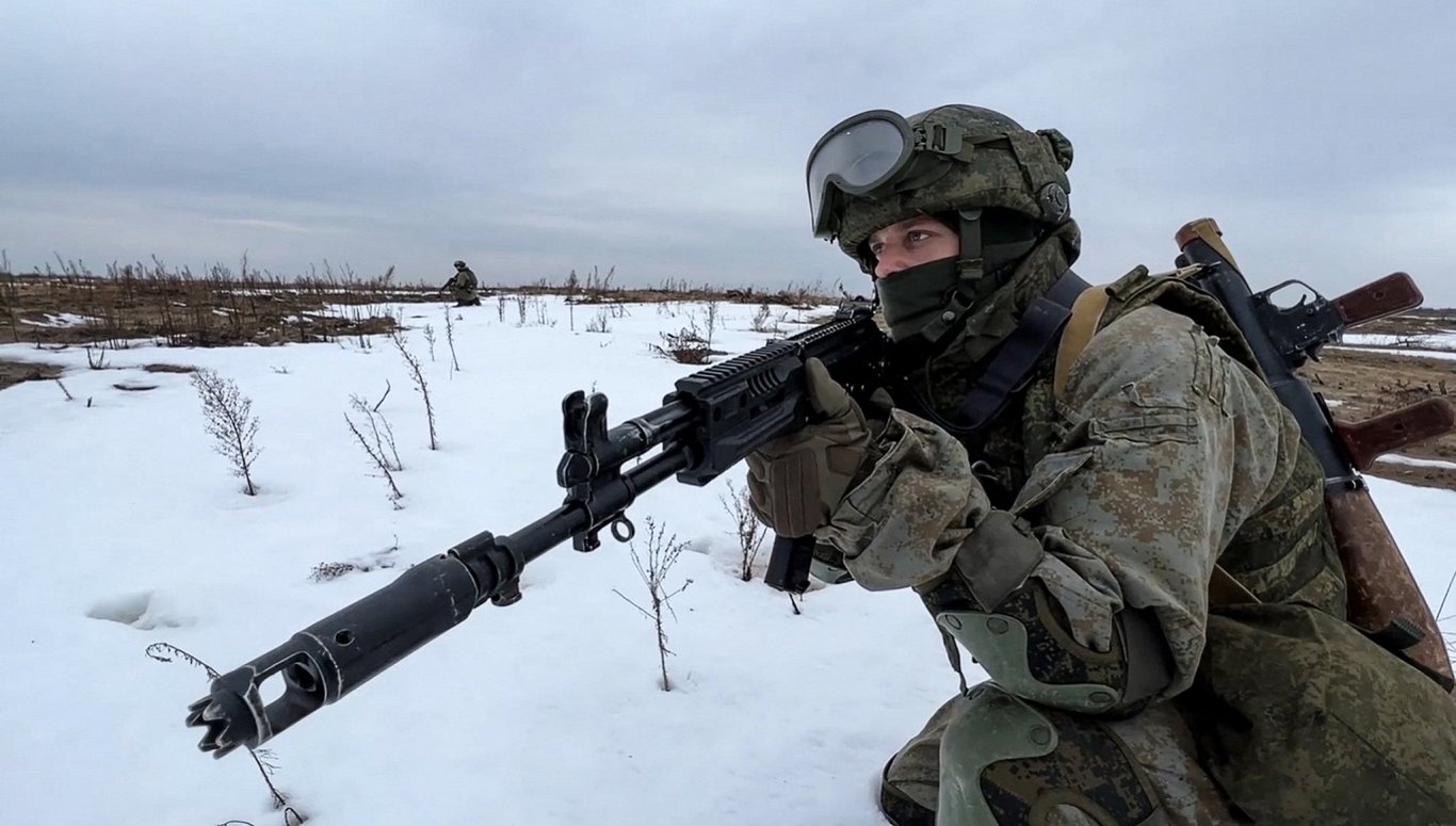 Baltkrievu karavīrs militārajās mācībās