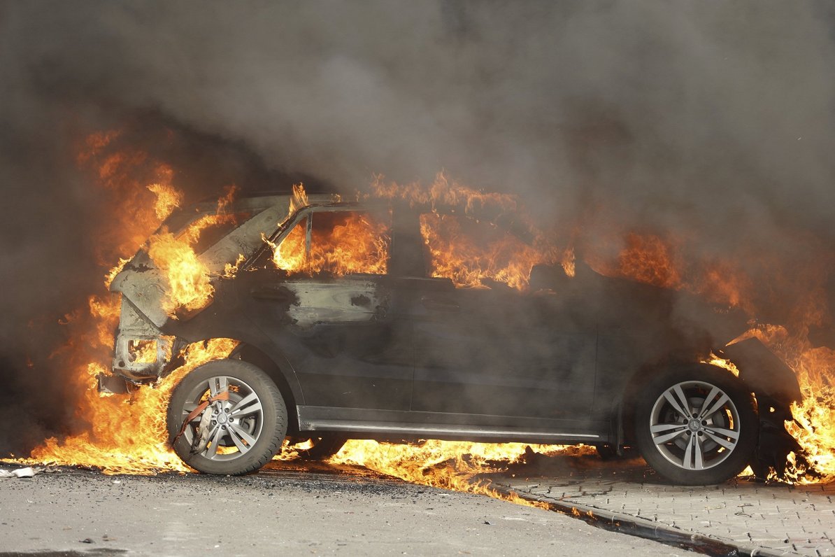 Degoša automašīna okupētajā Ukrainas pilsētā Doneckā, ko apšaudījuši Ukrainas spēki, cīnoties pret K...