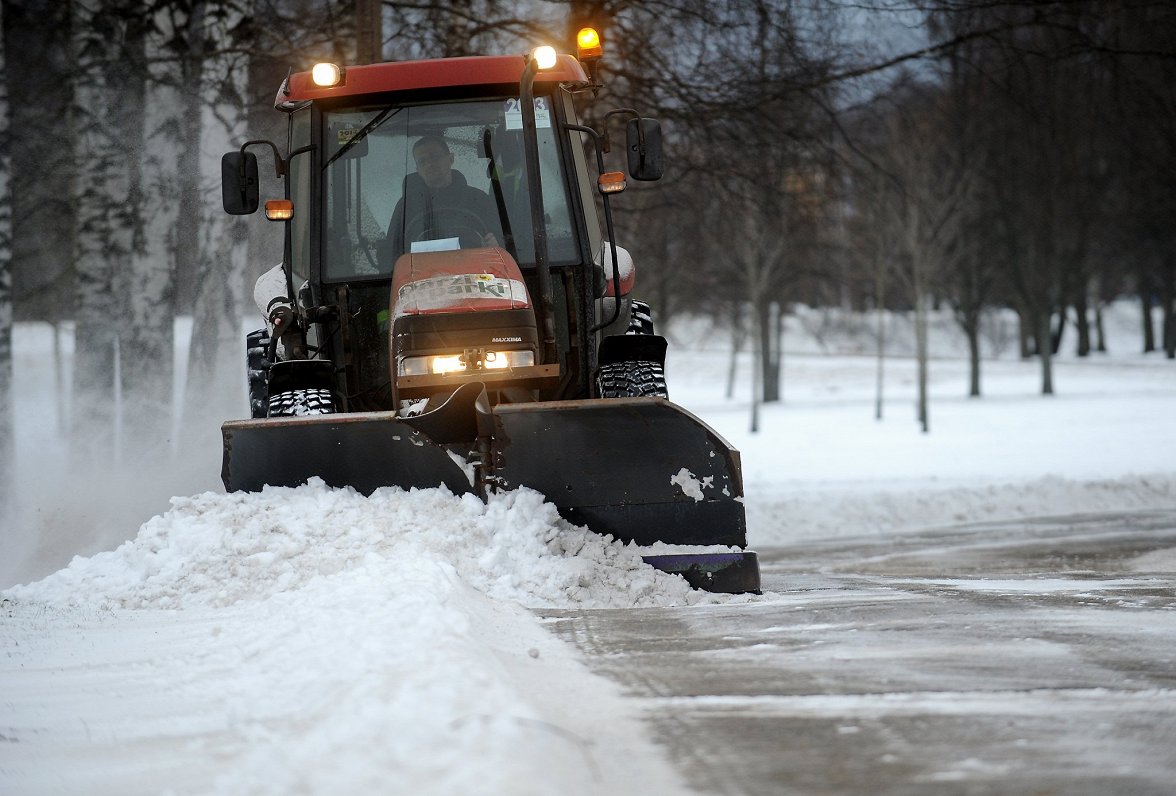 Šorīt visā Latvijā autoceļi sniegoti un apledo
