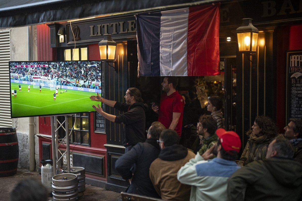 Francijas futbola līdzjutēji Marseļā skatās Pasaules kausa spēli pret Poliju