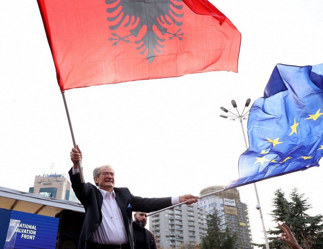 Albānijas opozīcijas līderis Sali Beriša mītiņa laikā Tirānā ar Eiropas Savienības un Albānijas karo...