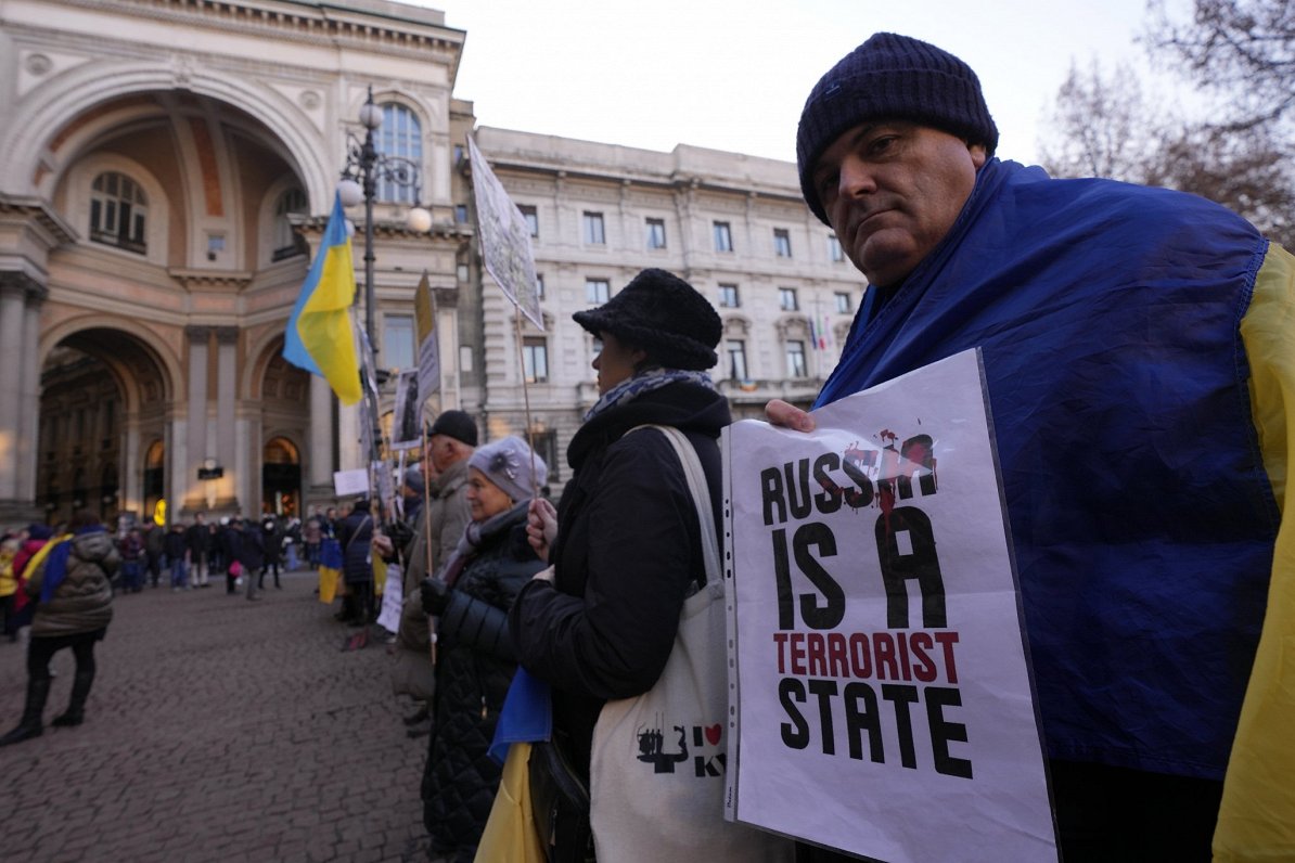 All’apertura della stagione “La Scala”, i sostenitori dell’Ucraina protestano davanti all’edificio del Teatro dell’Opera / Articolo