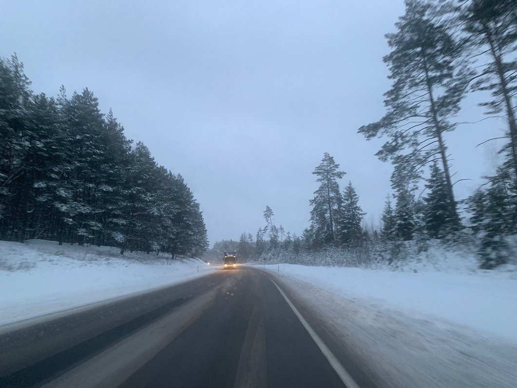 Trešdien daudzviet Latvijā autoceļi sniegoti un apledo