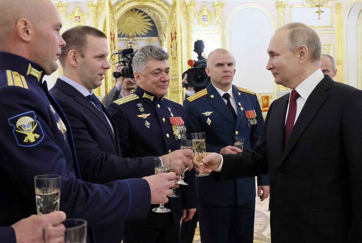 Krievijas prezidents Vladimirs Putins apbalvošanas ceremonijā, kurā agresorvalsts karavīriem piešķīr...