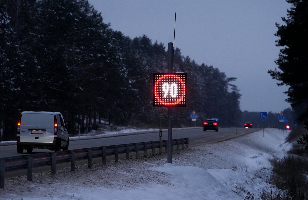 Черных точек» на латвийских дорогах стало меньше, но гибнут на них больше /  Статья
