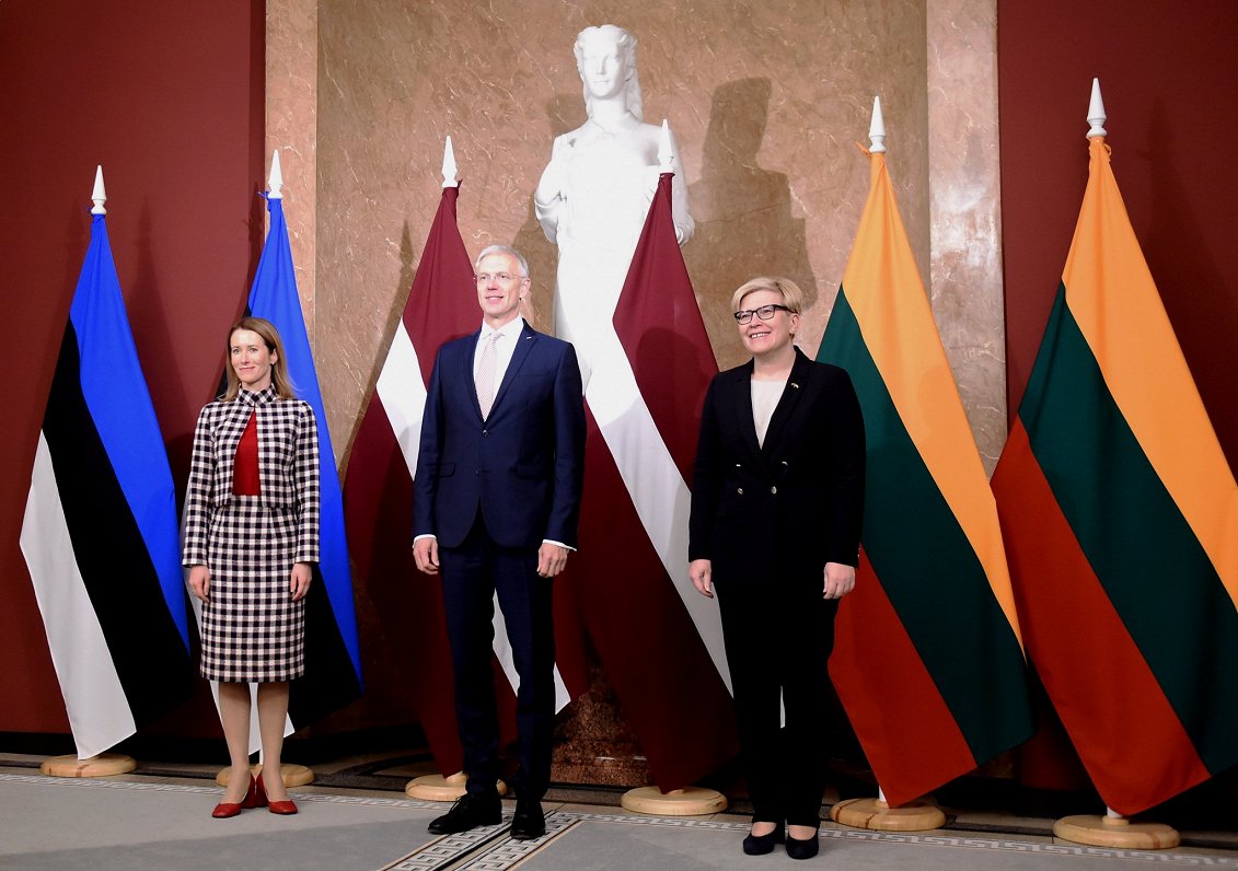 Премьер-министр Литвы Кая Каллас (слева), глава латвийского Кабинета министров Кришьянис Кариньш и г...