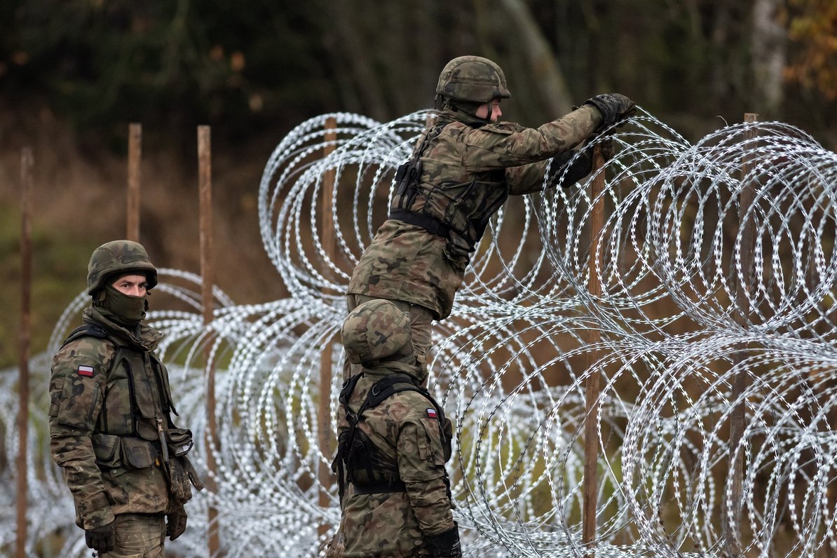 Polijas karavīri veido dzeloņstiepļu žogu gar robežu ar Kaļiņingradas apgabalu