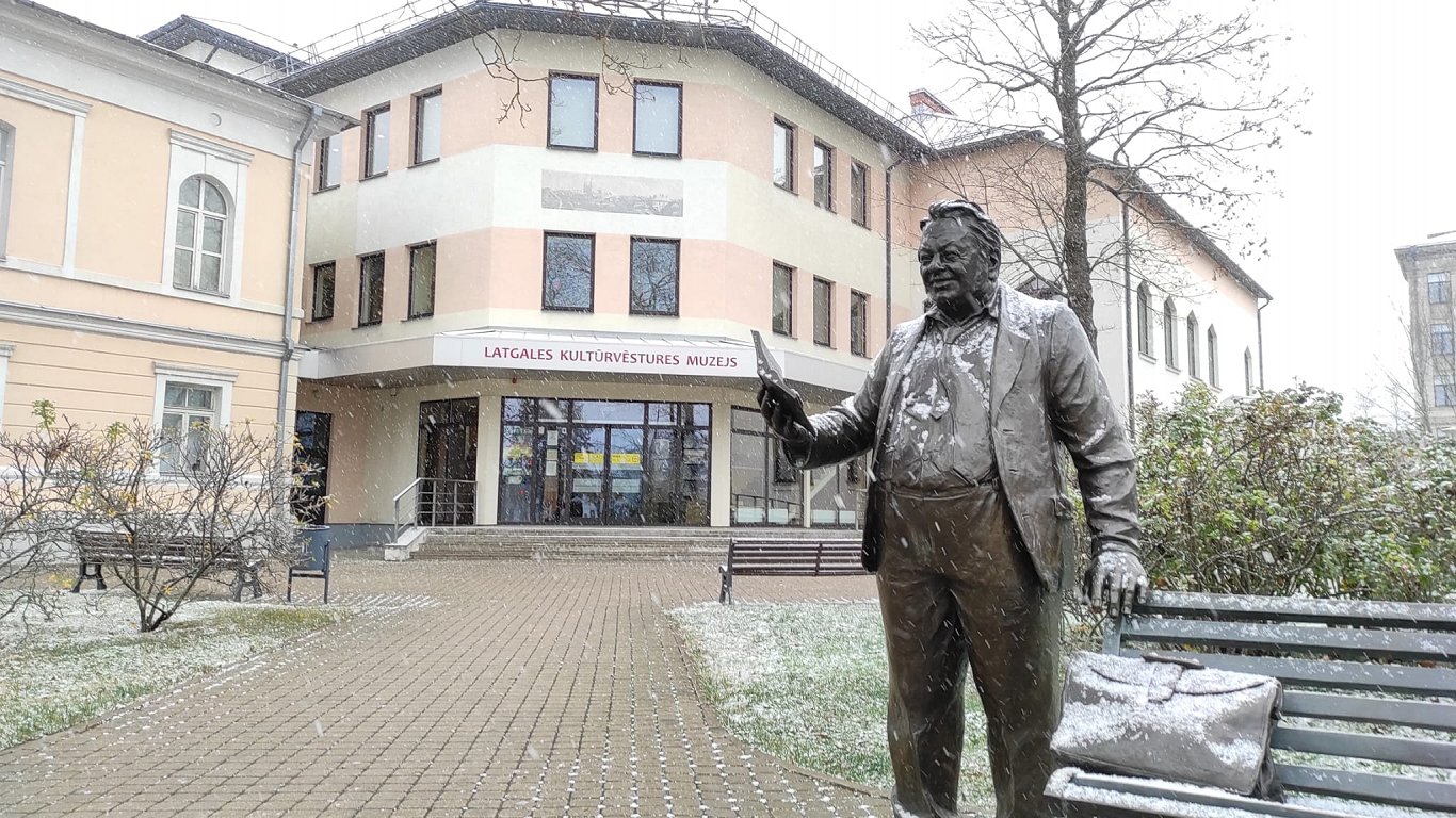 Памятник Антону Кукойсу перед Латгальским культурно-историческим музеем. 12.2022