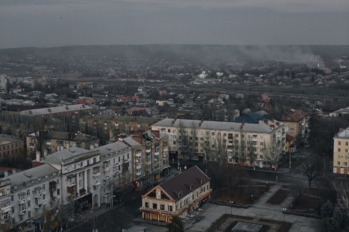 Dūmi Doņeckas apgabalā Ukrainas un Krievijas smagu cīņu vietā pie Bahmutas