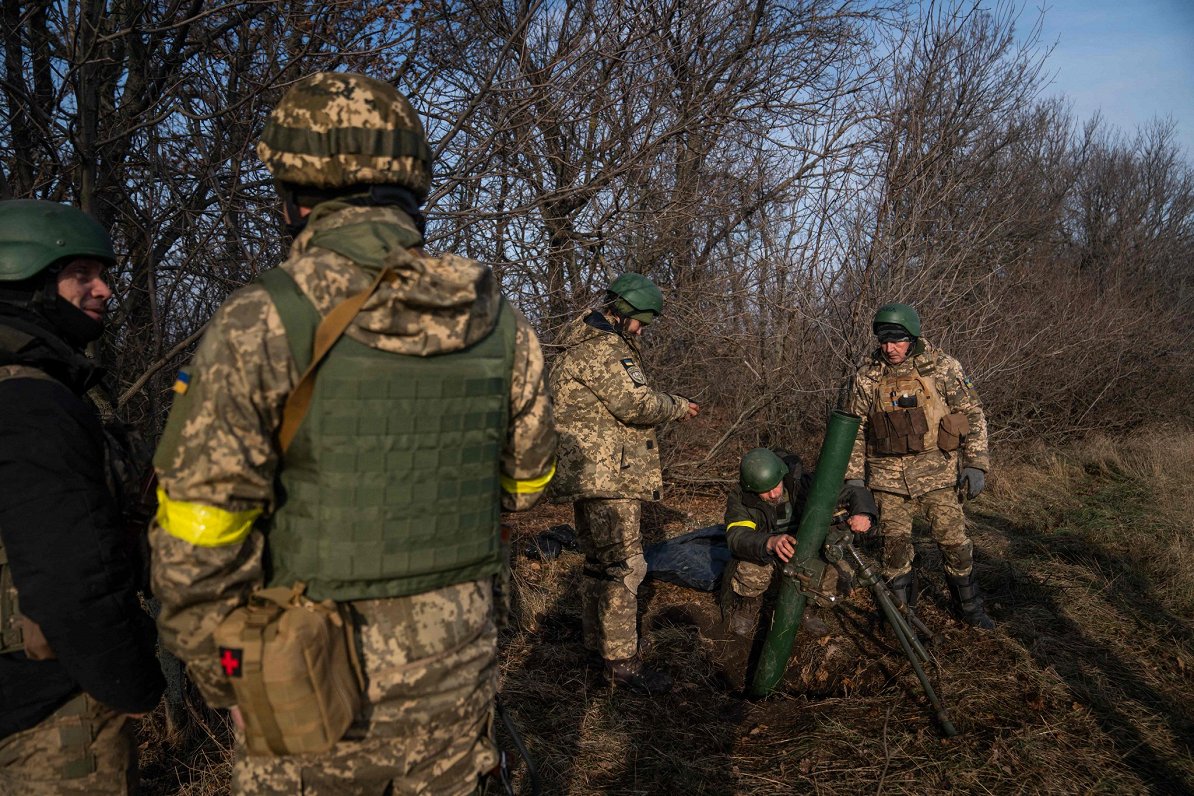 Ukrainas karavīri pie frontes līnijas uzstāda mīnmetēju  Doņeckas apgabalā
