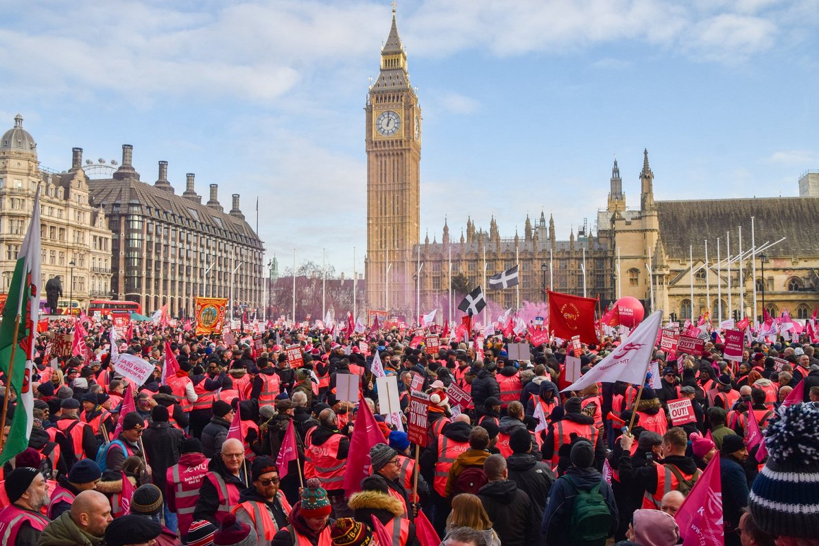 Pasta darbinieki protestē Londonas centrā