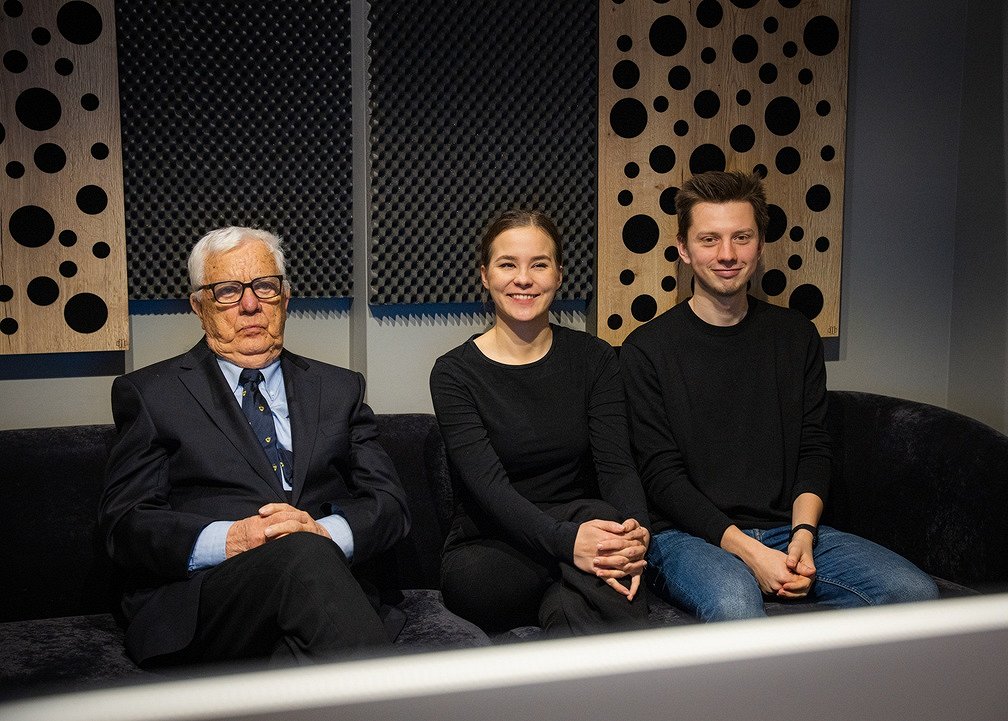 No kreisās: Maestro Raimonds Pauls, dziedātāja Paula Saija un Latvijas Radio skaņu režisors Reinis B...