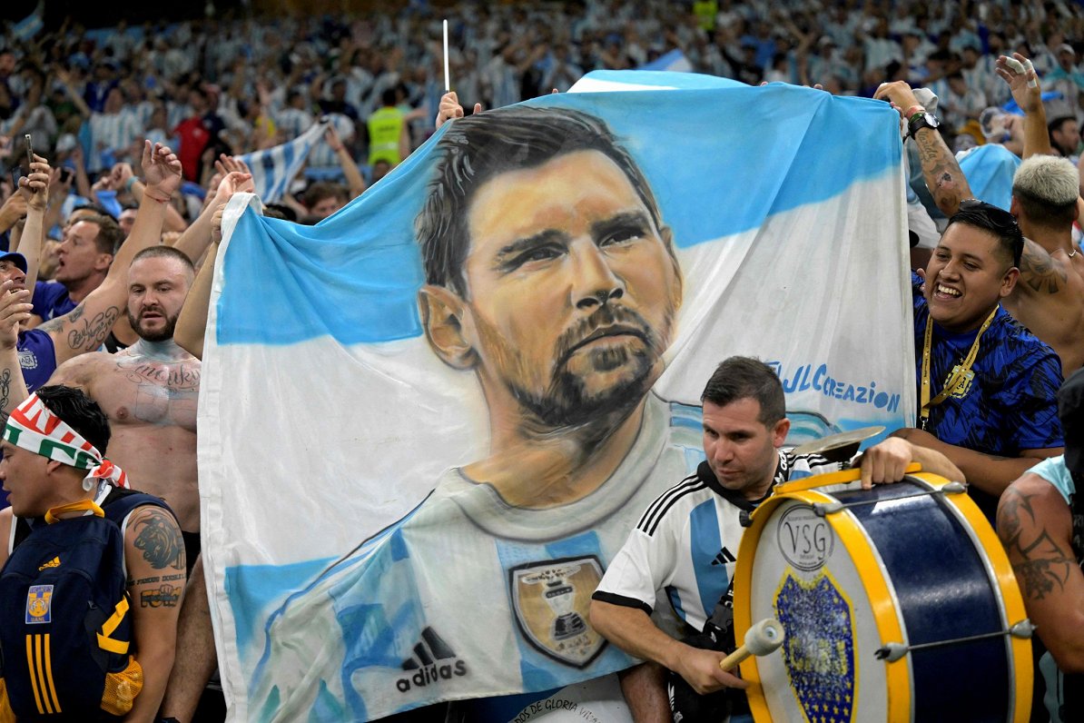 Argentīnas līdzjutēji tribīnēs ar Lionela Mesi attēlu uz karoga
