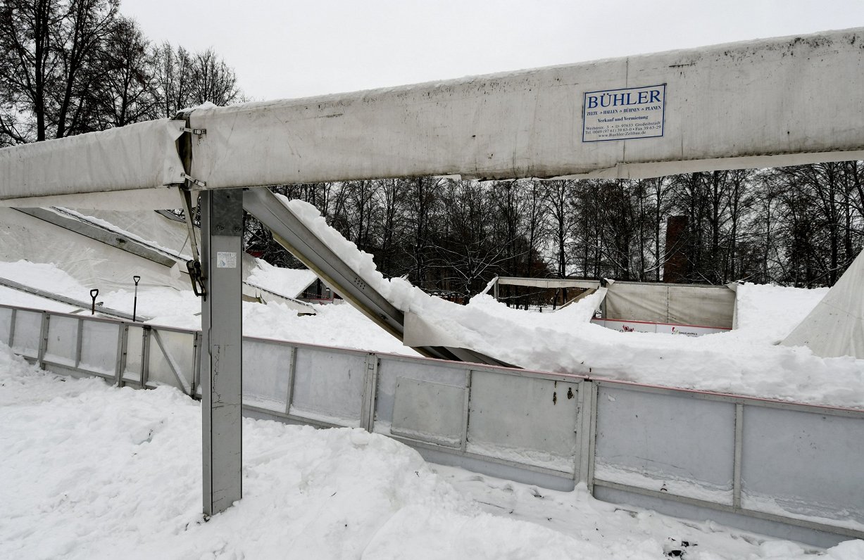 Neizturot sniega kārtas smagumu, āra slidotavai pie Daugavpils ledus halles iebrucis jumts.