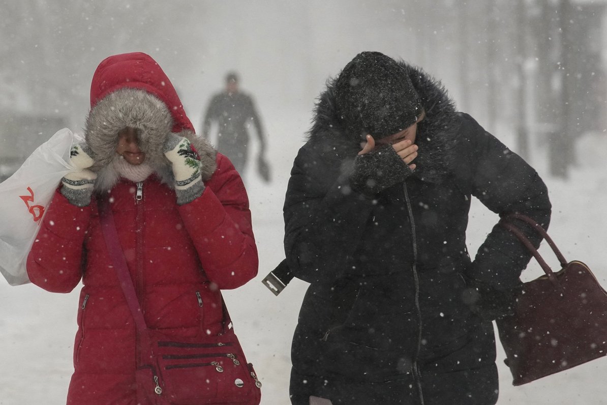 Cilvēki sniegputenī Igaunijas galvaspilsētā Tallinā