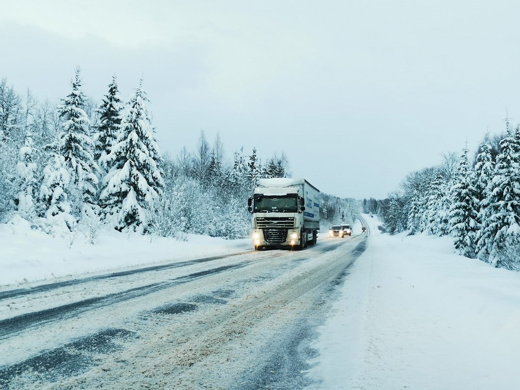 Visā valstī autoceļi sniegoti un apledo; īpaši apgrūtināta braukšana Liepājas šosejas posmā Blīdene-Skrunda