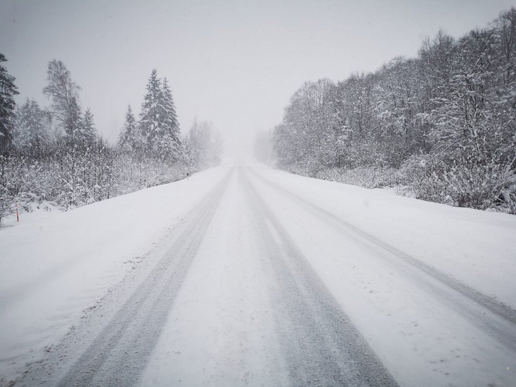 Sniegs un apledojums visā Latvijā apgrūtina braukšanu pa autoceļiem