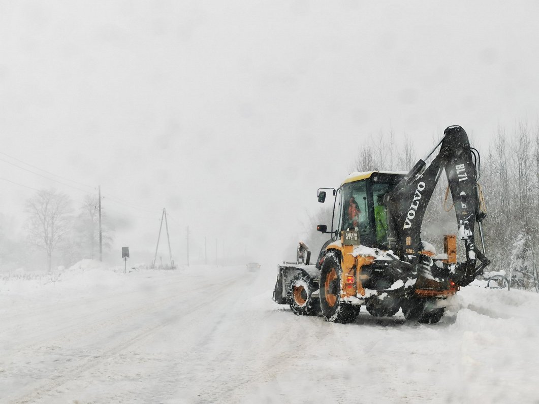 Spēcīgas snigšanas dēļ visā Latvijā apgrūtināta braukšana
