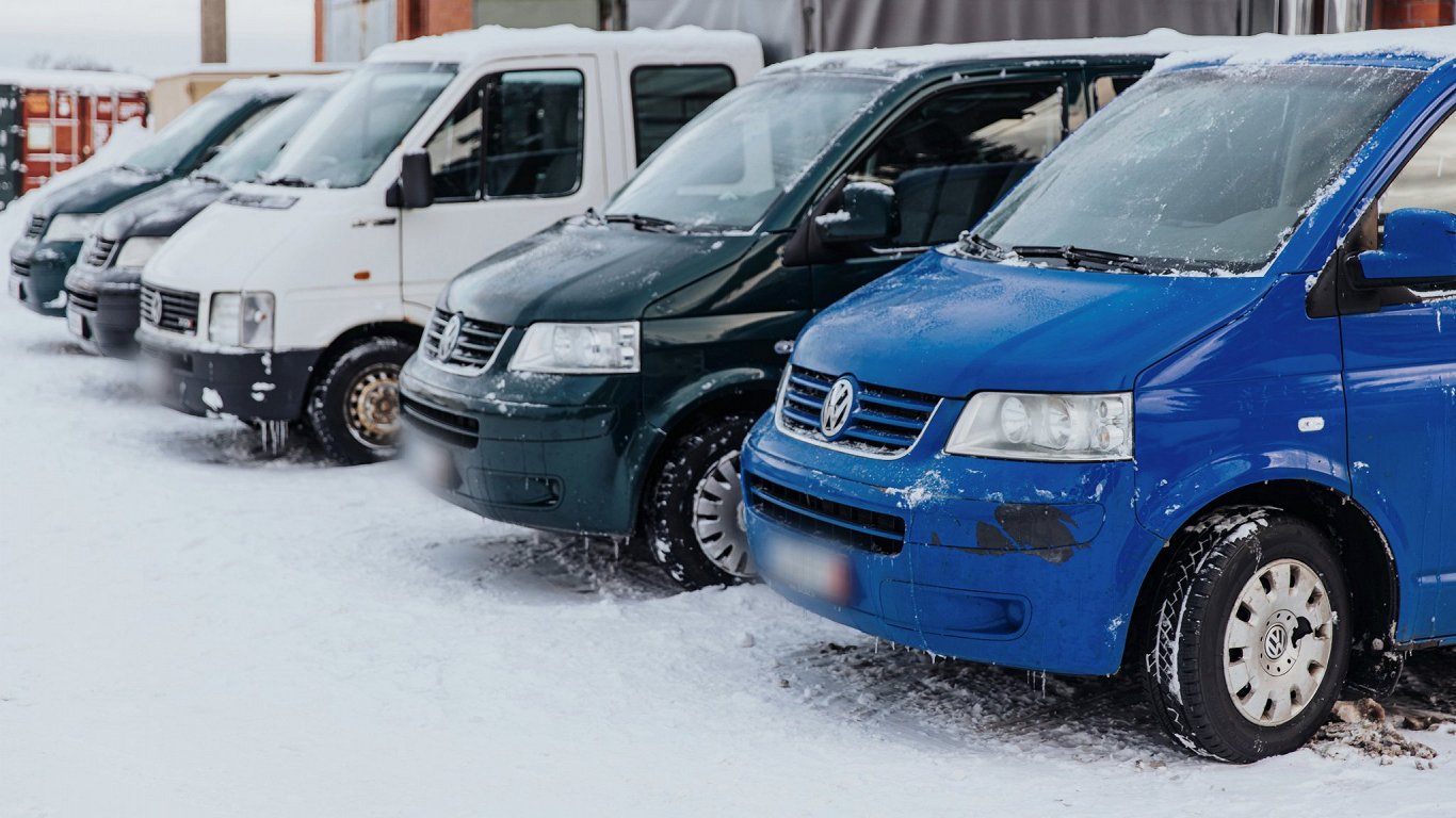 Valsts policija dāvina piecus auto Ukrainas policistiem un karavīriem