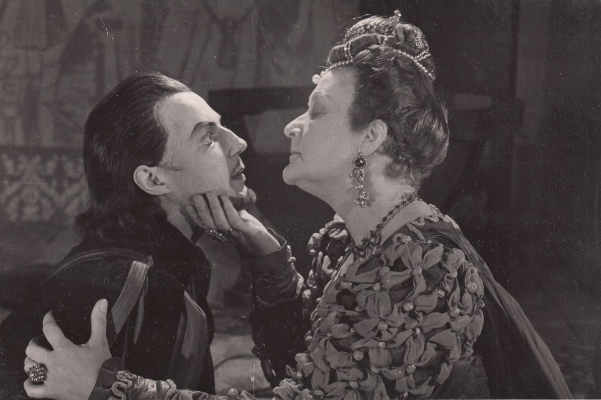 Harijs Liepiņš un Alma Ābele Dailes teātra izrādē “Marija Stjuarta” (1956)