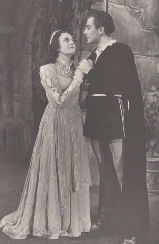 Milda Klētniece un Harijs Liepiņš Romeo Dailes teātra izrādē &quot;Romeo un Džuljeta&quot; (1953)