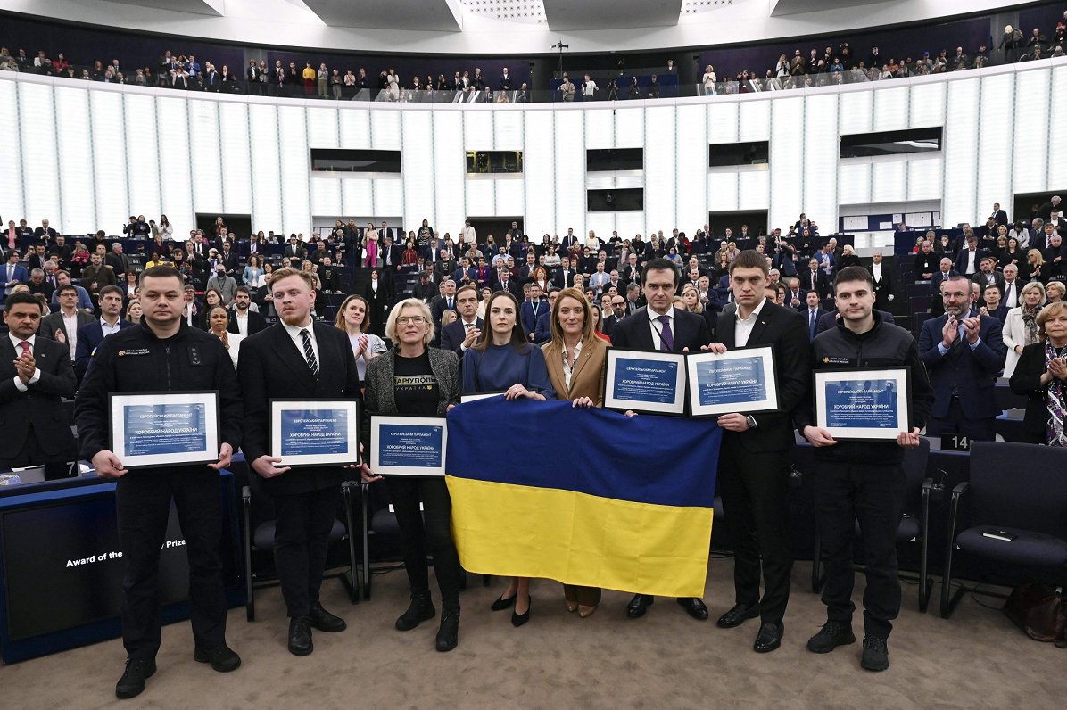 Ukrainas pārstāvji saņem Eiropas Parlamenta piešķirto Saharova balvu