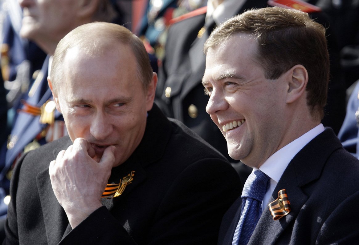 Dmitrijs Medvedevs (no labās) un Kremļa saimnieks Vladimirs Putins