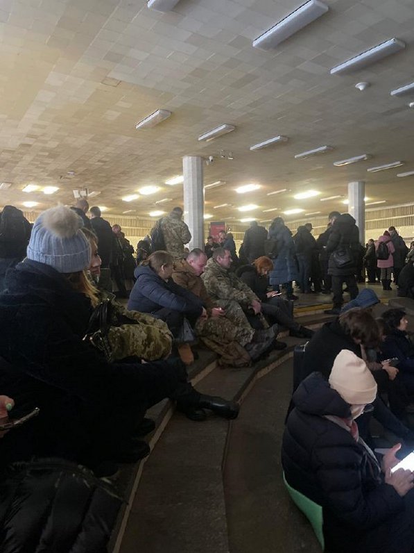 Kijivas metro šobrīd. Cilvēki patveras gaisa uzlidojumā. Spradzieniem lidzigi trikši bija dzirdami p...