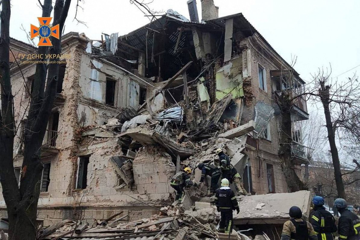 Ukrainas pilsētā Krivijrihā raķete izpostījusi dzīvojamo māju