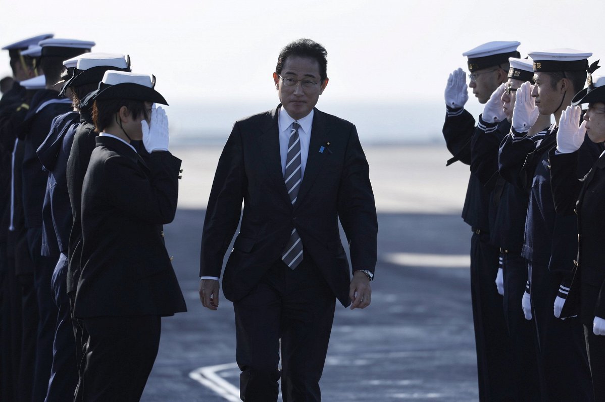 Japānas premjers Fumio Kisida uz karaflotes kuģa