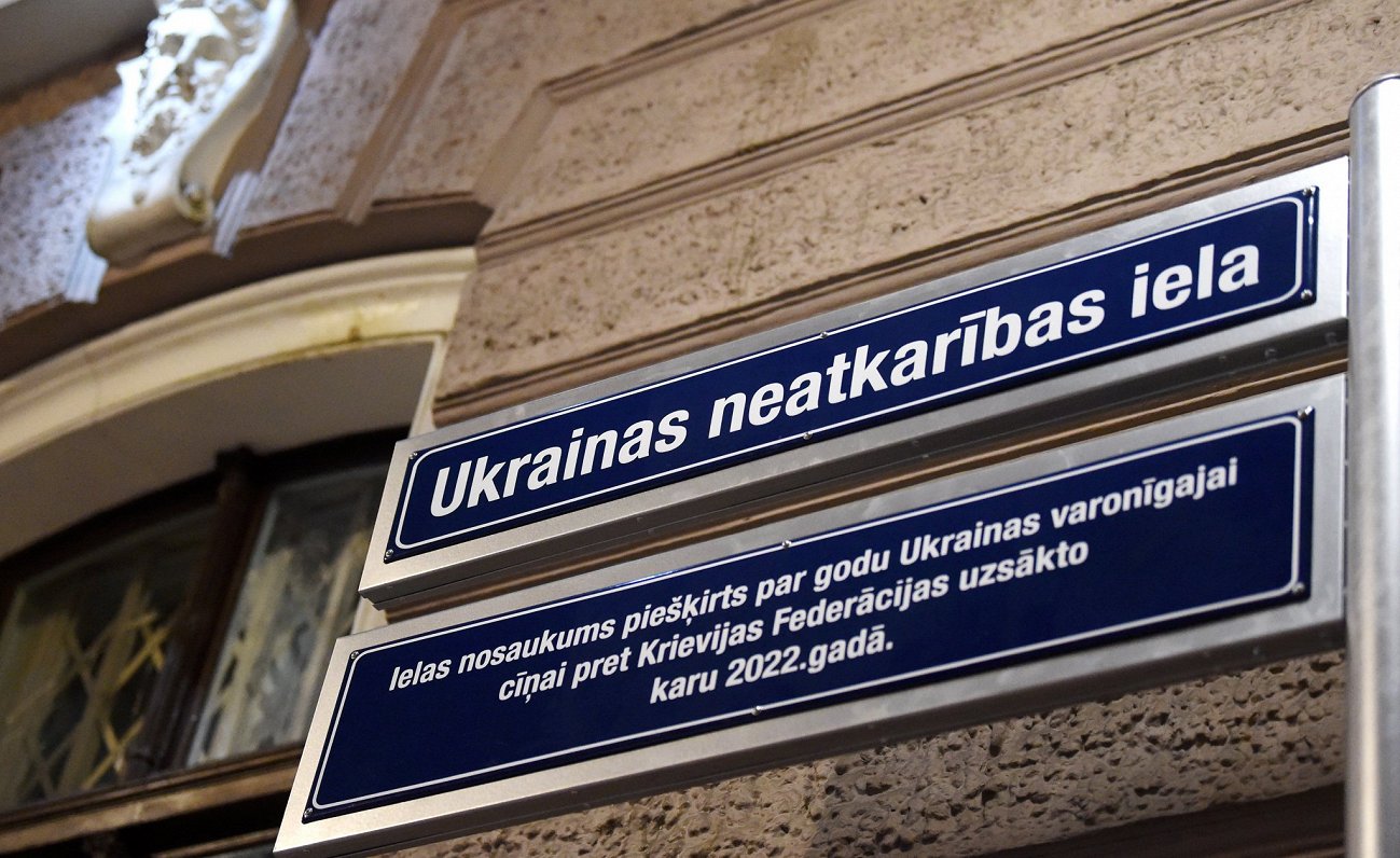 Uzstādīta ielas nosaukuma plāksne &quot;Ukrainas neatkarības iela&quot; pie Krievijas vēstniecības