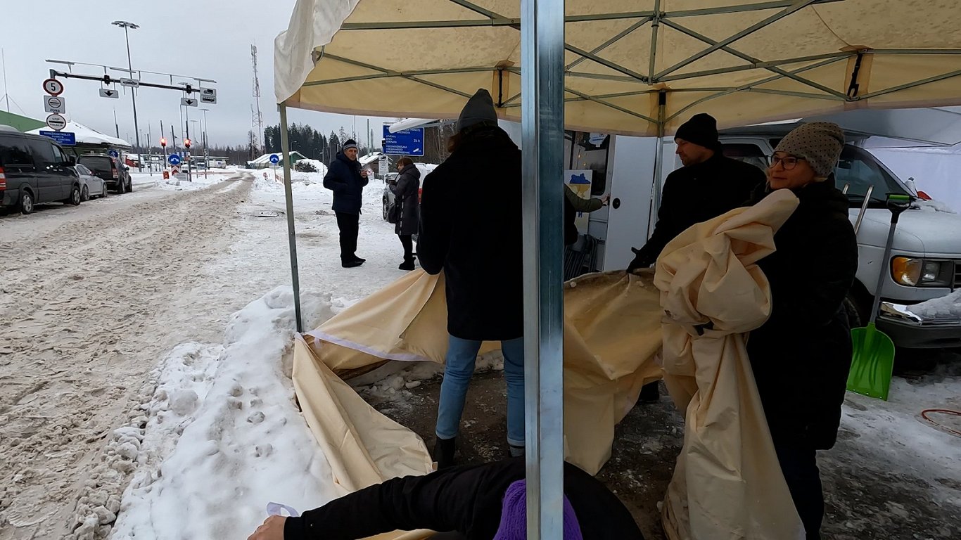 Pie Grebņevas robežpunkta uzstāda privāti ziedotu telti ukraiņiem