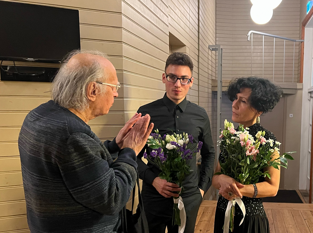 No kreisās: Valentīns Silvestrovs, Jevgenijs Motorenko un Inna Galatenko Dzintaru koncertzālē 2022....