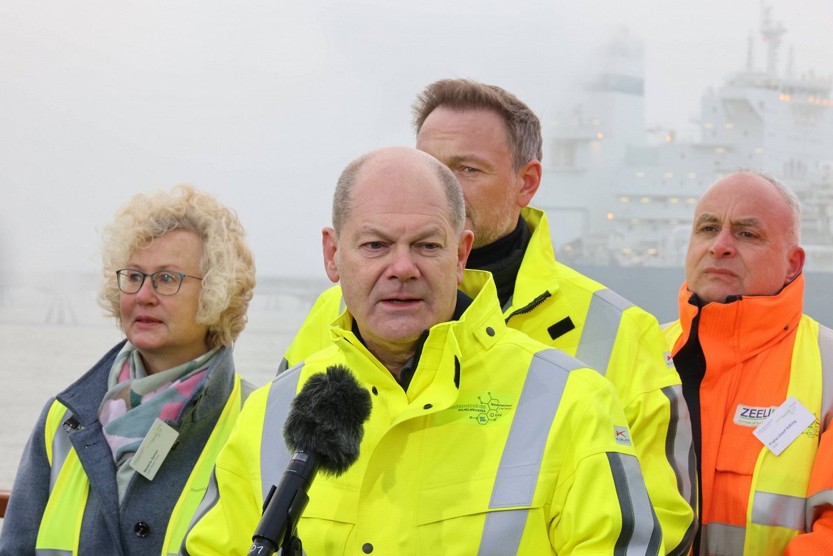 Olafs Šolcs atklāj Vācijā pirmo sašķidrinātās dabasgāzes termināli Vilhelmshāfenē