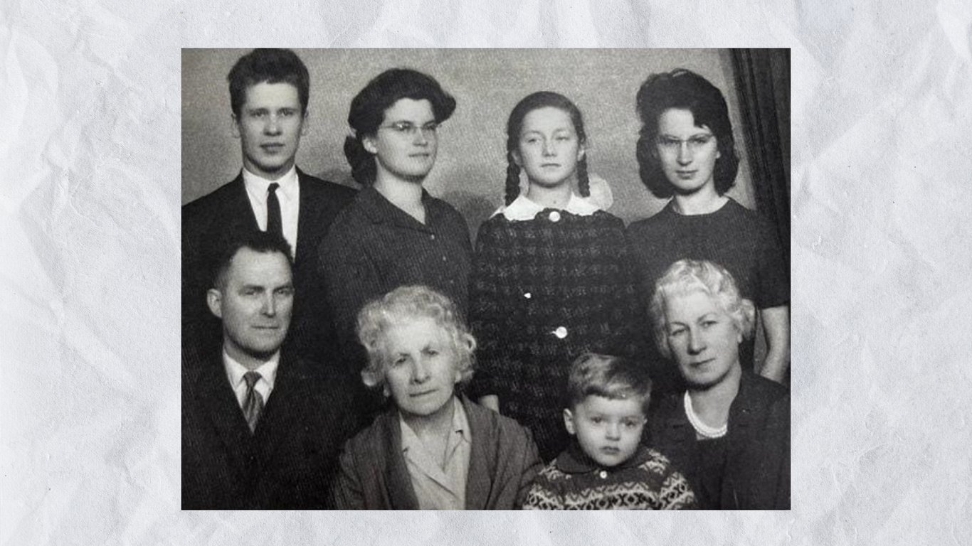 Jāna Aivare (pirmā no labās puses augšējā rindā) 60.gados Latvijā, priekšā kreisajā stūrī - tēvs Vit...