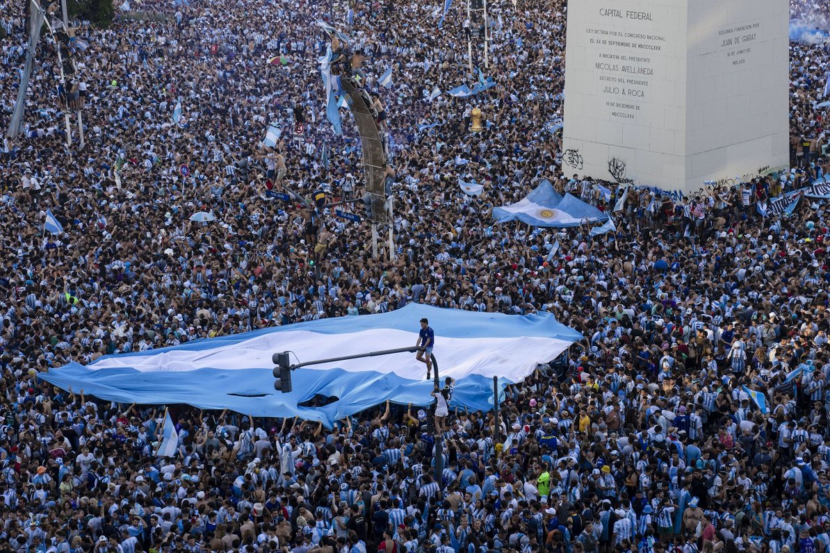Buenosairesā svin Argentīnas futbola izlases uzvaru Pasaules kausa izcīņā