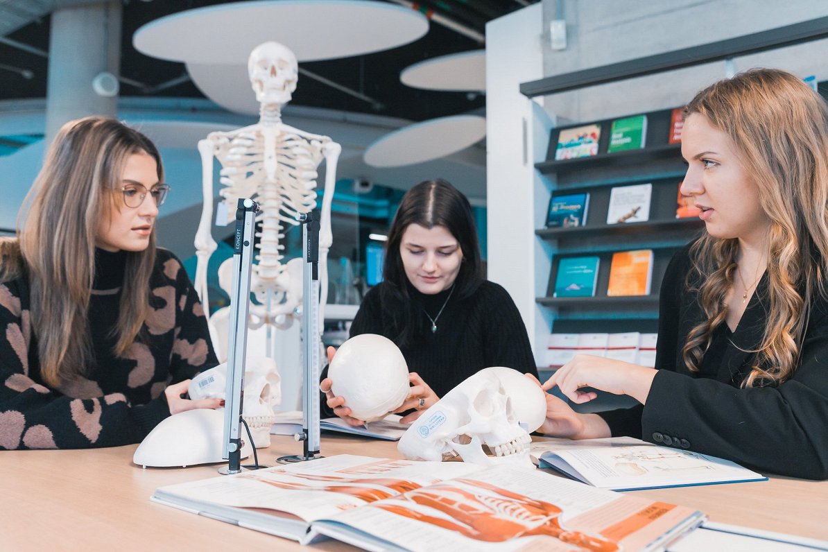 LU medicīnas studijām pieejami cilvēka skeleta un galvaskausa modeļi