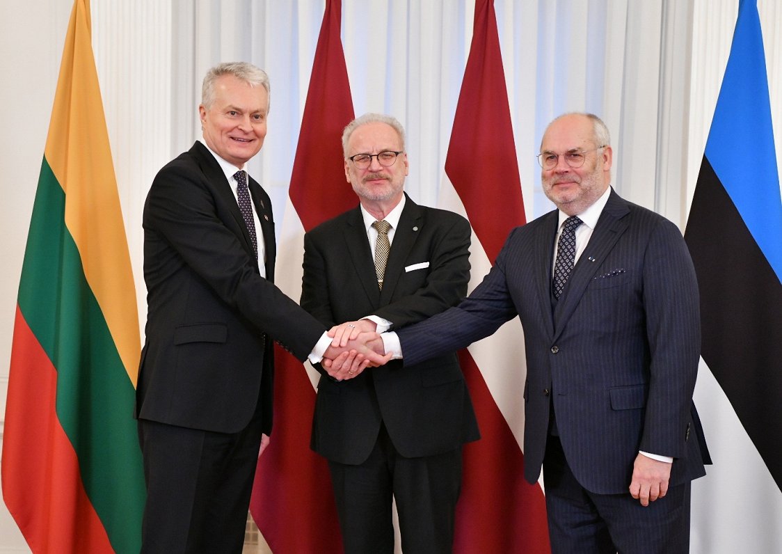 Lietuvas prezidents Gitans Nausēda (no kreisās), Valsts prezidents Egils Levits un Igaunijas prezide...